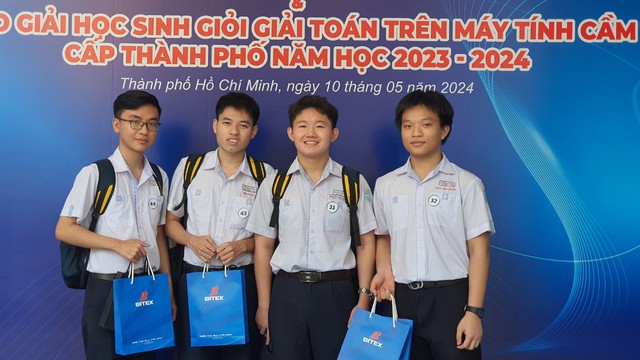 4 chàng trai lớp 12, đều là học sinh Trường tiểu học - THCS -THPT Lê Thánh Tông giành 4 giải nhất