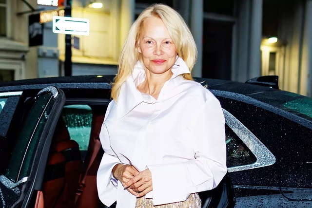 Xuất hiện ở buổi tiệc trước Met Gala, Pamela Anderson khoe làn da sáng mịn, kiểu tóc rẽ ngôi lệch, không trang điểm và chỉ thoa một chút son hồng