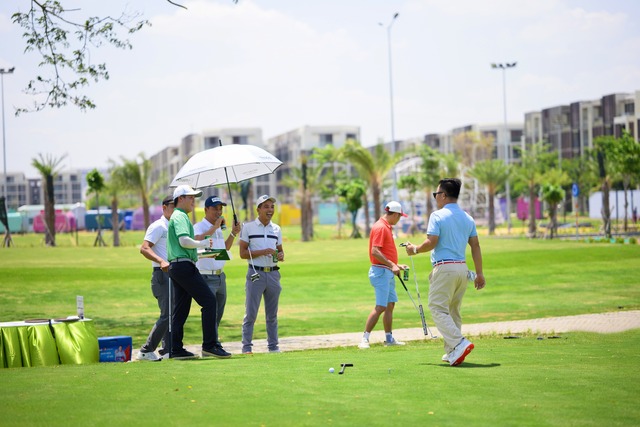 Các vận động viên trải nghiệm sân golf nằm trong dự án The Global City