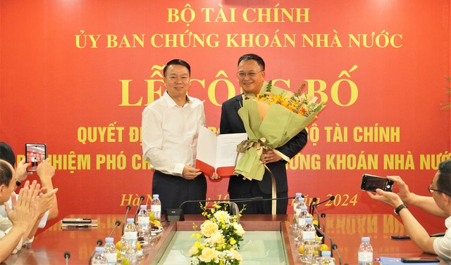 Thứ trưởng Bộ Tài chính Nguyễn Đức Chi trao quyết định bổ nhiệm cho tân Phó chủ tịch Ủy ban Chứng khoán nhà nước Bùi Hoàng Hải