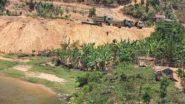 Khu vực Công ty CP Quang Đức Kon Tum đổ thải ra sông suối khi thi công thủy điện