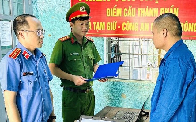 Công an H.Krông Nô thực hiện các thủ tục tố tụng đối với Lê Công Toàn