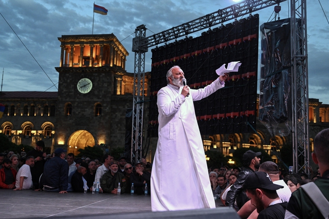 Tổng giám mục Bagrat Galstanyan phát biểu trong cuộc biểu tình ở Yerevan hôm 10.5