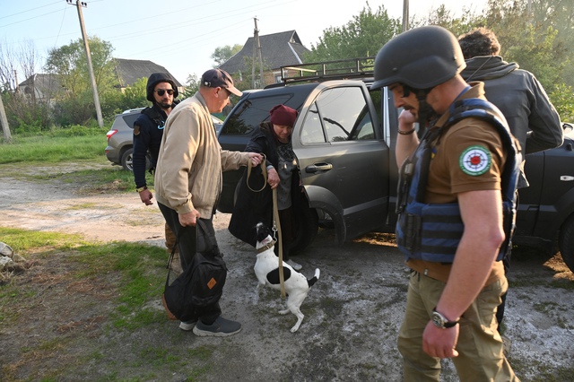 Lực lượng tình nguyện hỗ trợ đưa người dân ở tỉnh Kharkiv đi sơ tán hôm 10.5