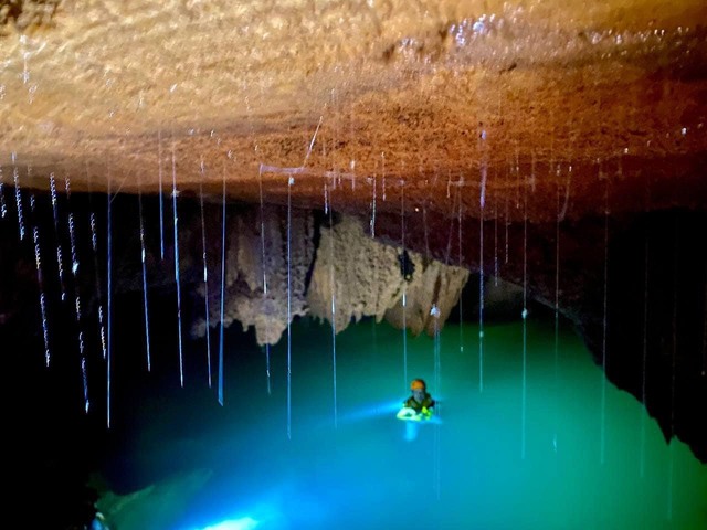 Độc đáo hồ nước 'treo' bên trong hệ thống hang Thung ở Quảng Bình- Ảnh 3.