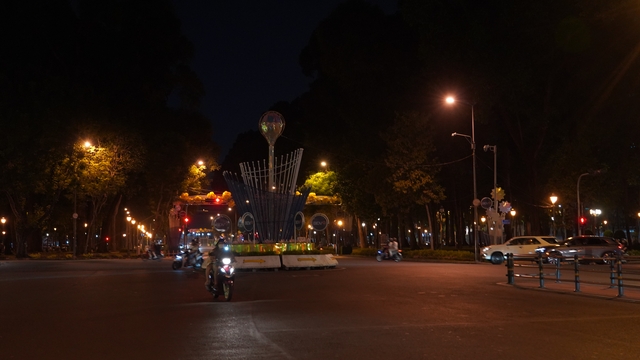 Đèn trang trí vòng xoay giao lộ Lê Duẩn - Phạm Ngọc Thạch tối 10.5 sau 22 giờ
