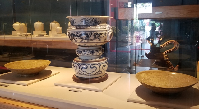 2 chiếc đĩa gốm men ngọc (niên đại triều Lý, thế kỷ 11 - 12) và lư hương gốm hoa lam (niên đại triều Lê sơ, thế kỷ 15)