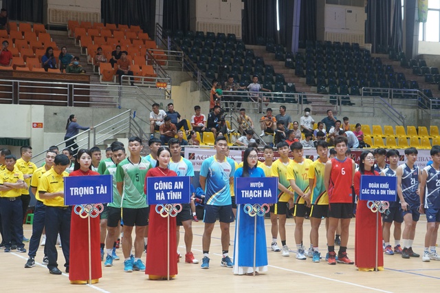 Trọng tài cấp quốc gia điều hành giải bóng chuyền nam thanh niên Hà Tĩnh- Ảnh 1.