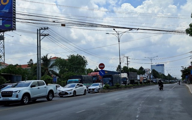 QL60 kẹt xe kéo dài gần 3 km, hướng từ Tiền Giang về Bến Tre