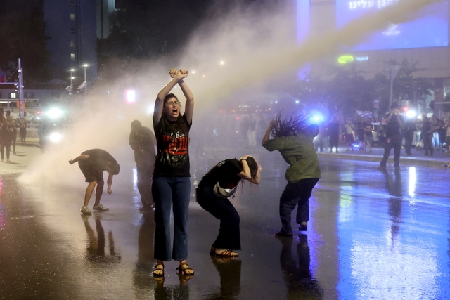 Cảnh sát xịt vòi rồng vào người biểu tình tại Tel Aviv tối 11.5