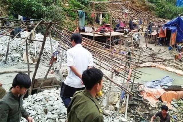 Lực lượng chức năng kiểm tra vụ khai thác vàng trái phép năm 2017 trên núi Phu Phen, địa điểm này dự kiến sẽ cho doanh nghiệp khái thác vàng nhưng bị người dân phản đối