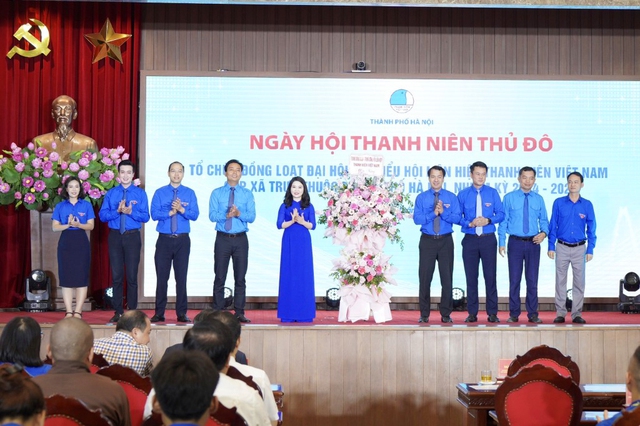 Anh Ngô Văn Cương (thứ tư từ phải qua) tặng hoa chúc mừng Hội Liên hiệp thanh niên VN TP.Hà Nội tại ngày hội