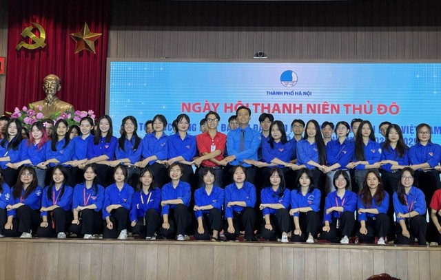 Anh Nguyễn Đức Tiến, Chủ tịch Hội Liên hiệp thanh niên Việt Nam TP.Hà Nội và các đại biểu tham gia ngày hội