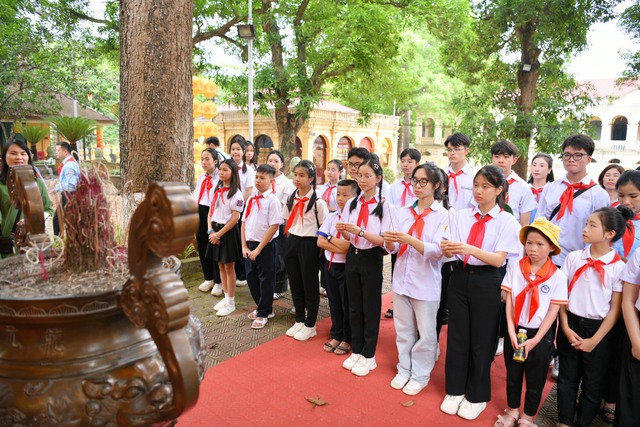 Các đại biểu dâng hương tại Hoàng thành Thăng Long