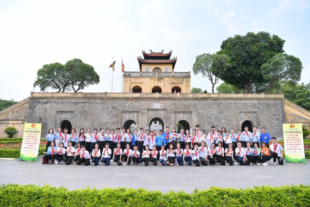 Các đại biểu thiếu nhi và phụ trách Đội tham quan Hoàng thành Thăng Long