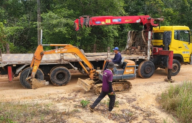 Xe cuốc san ủi, lấp mặt bằng trong khu vực Vườn quốc gia Phú Quôc bị cơ quan chức năng lập biên bản tạm giữ ngày 10.5