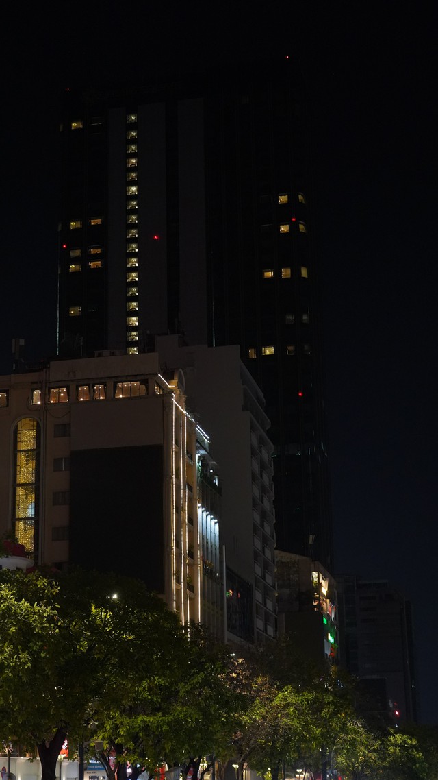 Các toà nhà có bảng quảng cáo tại phố đi bộ Nguyễn Huệ tắt đèn sau 22 giờ