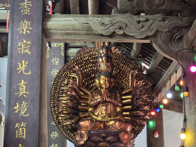 Tượng Phật bà nghìn tay nghìn mắt tại chùa Trăm Gian