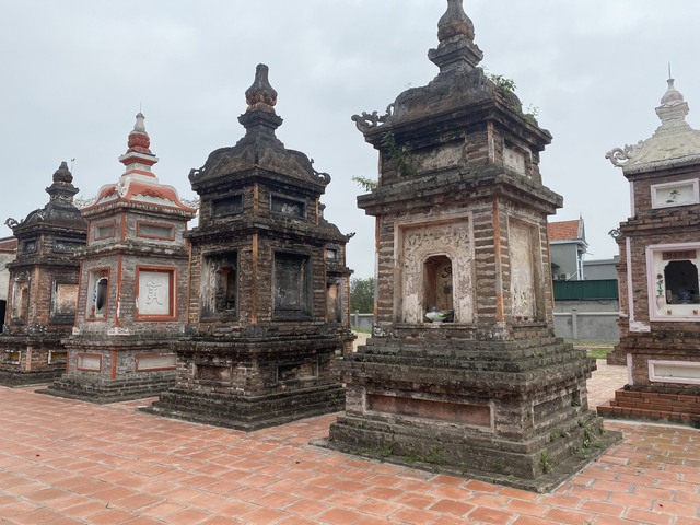 Vườn tháp thờ các vị sư tổ chùa Trăm Gian hầu hết xây dựng từ thời nhà Lê và nhà Nguyễn