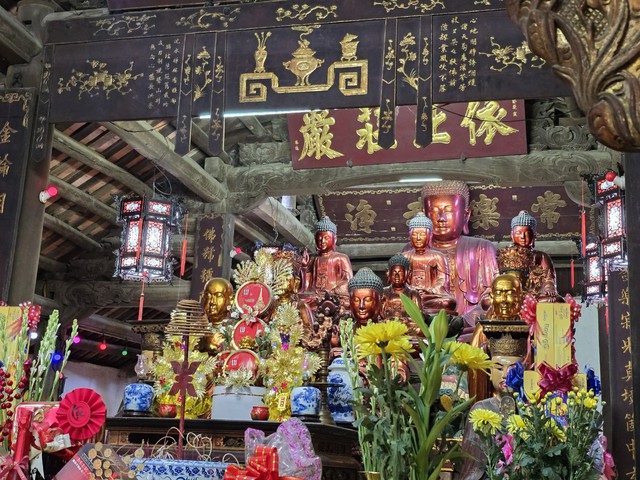Đến nay tại chùa Trăm Gian còn lưu giữ được hàng trăm cổ vật có giá trị như các pho tượng Phật có niên đại thời Lê và thời Nguyễn, trong đó có bộ tượng Trúc Lâm tam tổ