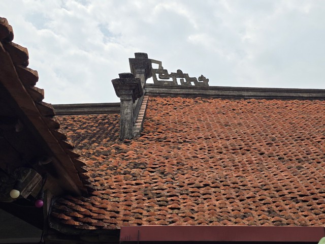Ngói mũi đặc trưng tiêu biểu cho các công trình văn hóa Phật giáo miền Bắc tại chùa Trăm Gian