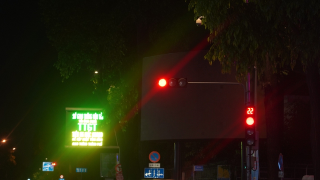 Sau 22 giờ đêm, bảng quảng cáo ngay giao lộ Võ Thị Sáu - Pasteur tắt đèn