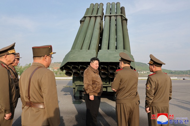 Nhà lãnh đạo Triều Tiên Kim Jong-un thị sát hệ thống vũ khí pháo binh và tham dự cuộc thử nghiệm loại vũ khí đó, tại một địa điểm không xác định, ngày 10.5, trong ảnh do KCNA công bố