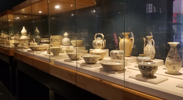 Hàng trăm hiện vật cổ có niên đại triều Lý, Trần, Lê, Mạc với đủ các hoa văn họa tiết đẹp còn nguyên vẹn được trưng bày tại phòng chính của Bảo tàng Hải Phòng