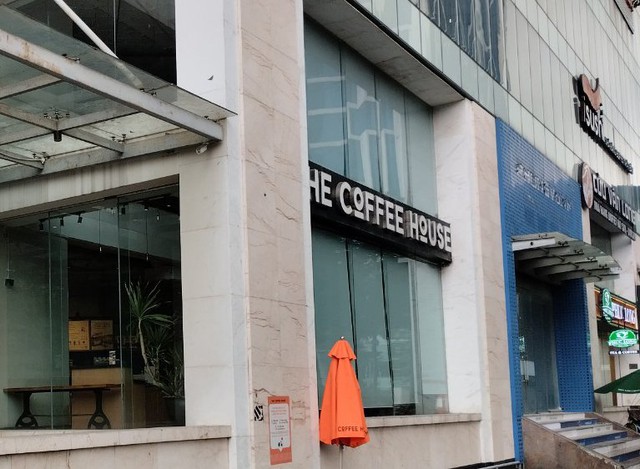 The Coffee House cho biết đã đề xuất cuộc gặp 3 bên giữa ban quản lý tòa nhà, The Coffee House và gia đình chị L.; đang chờ chốt lịch để làm việc về các vấn đề hỗ trợ, bồi thường