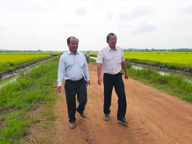 Cha đẻ của giống lúa cho ra gạo ngon nhất thế giới Hồ Quang Cua (phải) trong một chuyến đi tham quan mô hình trồng lúa ST24, ST24 của HTX Thăng Bình