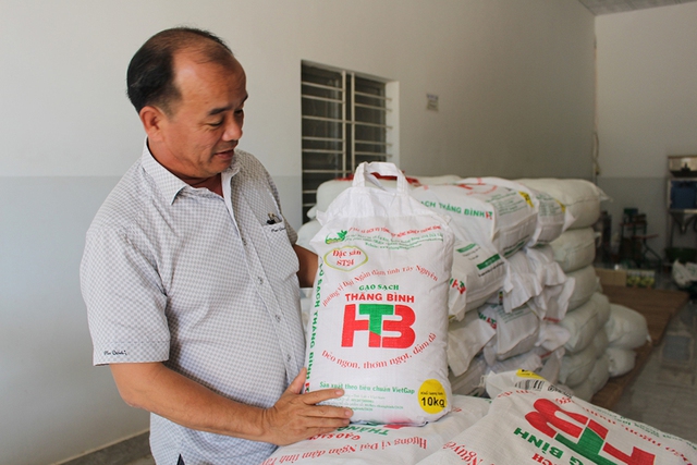 Ông Võ Văn Sơn, Giám đốc HTX Dịch vụ tổng hợp nông nghiệp Thăng Bình, giới thiệu sản phẩm gạo ST25 mang thương hiệu Gạo sạch Thăng Bình