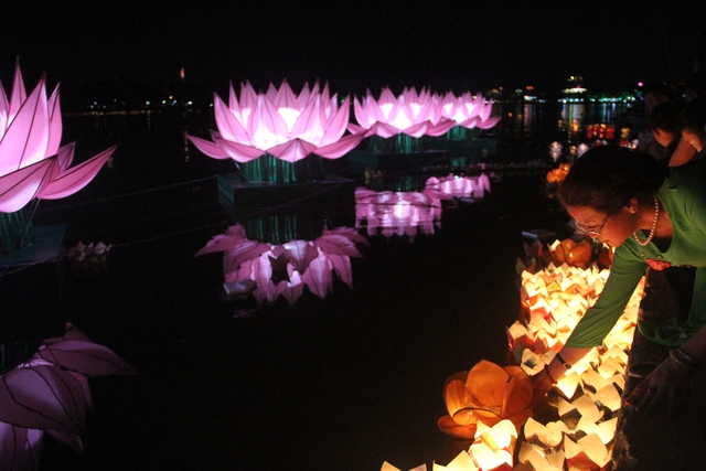 Hoa đăng trên sông Hương sau khi thả trong đại lễ Phật đản sẽ được thu gom để không gây hại môi trường