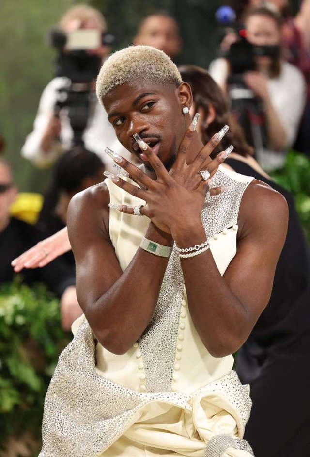 Lil Nas X thu hút sự chú ý với chiếc đồng hồ đeo tay Piaget bằng vàng trắng cổ điển, được đính mặt số malachite. Hơn hết, bộ nail của anh đủ để 