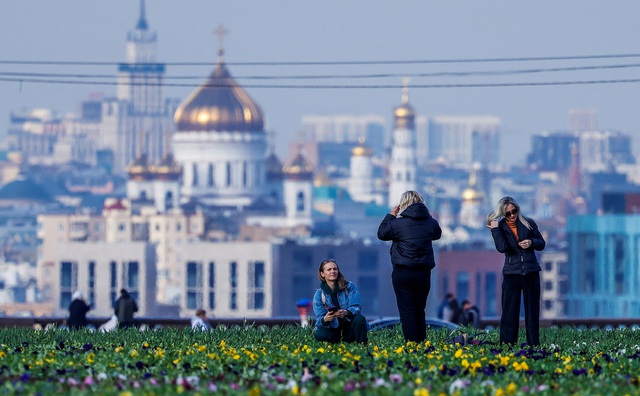 Một số người tận hưởng thời tiết mùa xuân đầy nắng tại một khu vực ở thủ đô Moscow (Nga) ngày 24.4