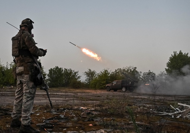 Quân nhân Ukraine khai hỏa về phía binh sĩ Nga gần tiền tuyến ở tỉnh Zaporizhzhia ngày 27.4