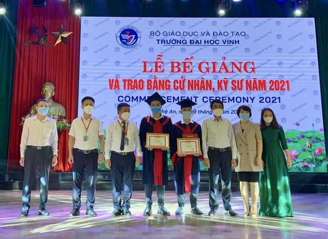 Nguyễn Khắc Tiệp (thứ 4 từ trái qua) nhận bằng tốt nghiệp xuất sắc ngành sư phạm toán, Trường ĐH Vinh năm 2021