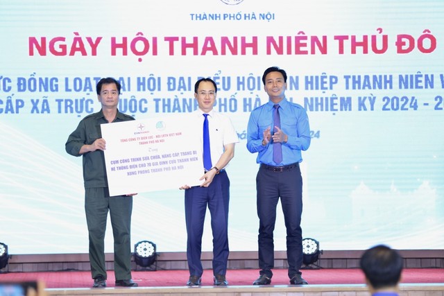 Hội Liên hiệp thanh niên Việt Nam TP.Hà Nội trao cụm công trình thanh niên sửa chữa, nâng cấp hệ thống điện cho cựu thanh niên xung phong