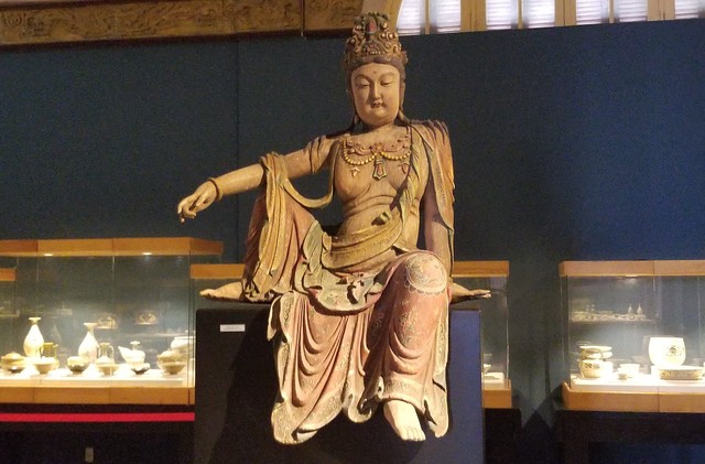 Tượng Phật Quan âm tự tại làm bằng gỗ quý ngọc am được tạo tác chuẩn mực theo mang phong cách nghệ thuật Trung Hoa giai đoạn thế kỉ 17 – 19