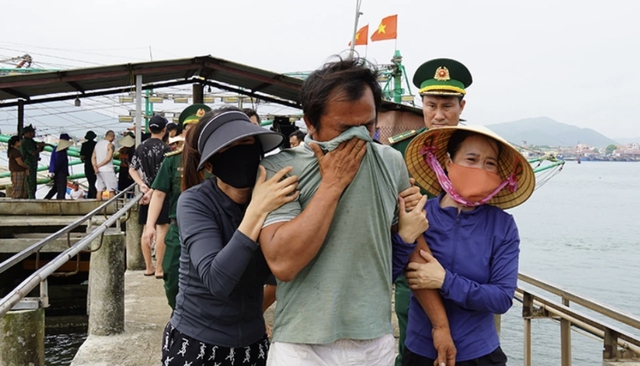Thêm 1 ngư dân trong vụ 4 tàu cá Quảng Bình bị nạn về bờ an toàn- Ảnh 2.