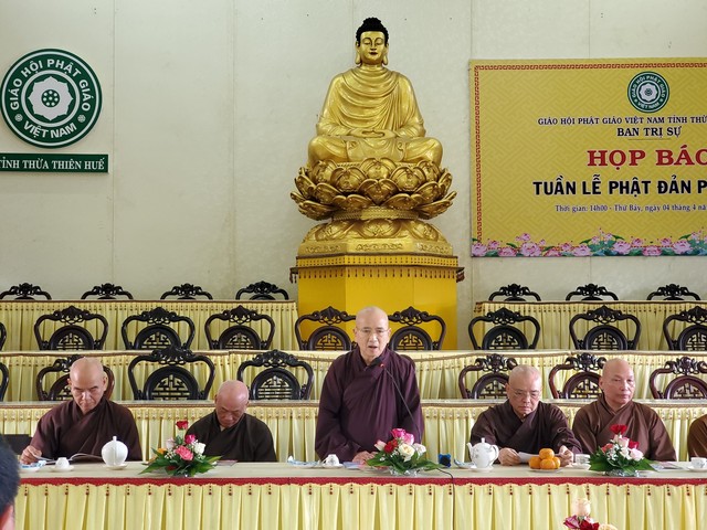 Hoà thượng Thích Khế Chơn (đứng), Phó chủ tịch Hội đồng trị sự GHPGVN, Trưởng ban trị sự GHPGVN tỉnh Thừa Thiên - Huế, Trưởng BTC đại lễ Phật đản chủ trì họp báo.