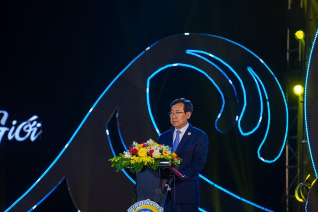 Ông Kang Byung - Suk, Phó chủ tịch Hiệp hội Các vịnh đẹp nhất thế giới, phụ trách khu vực châu Á đã thay mặt Chủ tịch CLB Các vịnh đẹp nhất thế giới đọc bài phát biểu