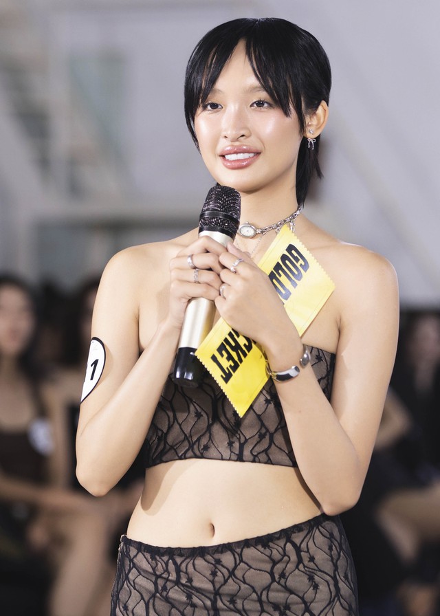 Zicky Lee nhận được vé vàng từ siêu mẫu Minh Triệu. Dù chỉ cao 1,68 m nhưng quán quân FashUp 2022 Modeling Icon là một gương mặt nổi bật trên nền tảng TikTok
