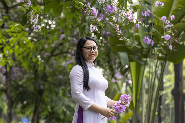 Chị Nguyễn Phương Nhung (Hà Đông) tranh thủ ngày nghỉ tới hàng cây bằng lăng trên đường Kim Mã để chụp ảnh. “Mình rất thích màu tím của hoa bằng lăng, làm mình nhớ tới thời còn đi học, cứ hè về là bằng lăng, hoa phượng nở khắp sân trường”, chị Nhung chia sẻ