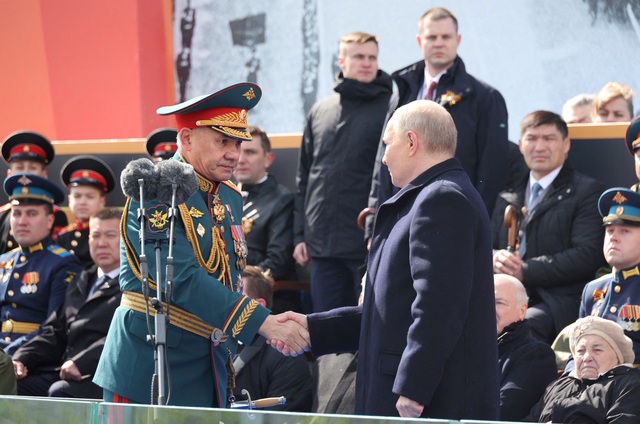 Tổng thống Vladimir Putin (phải) bắt tay Bộ trưởng Quốc phòng Sergei Shoigu trong buổi duyệt binh hôm 9.5 tại Moscow