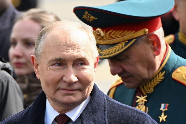 Tổng thống Nga Vladimir Putin và Bộ trưởng Quốc phòng Sergei Shoigu tại buổi duyệt binh ở Moscow hôm 9.5