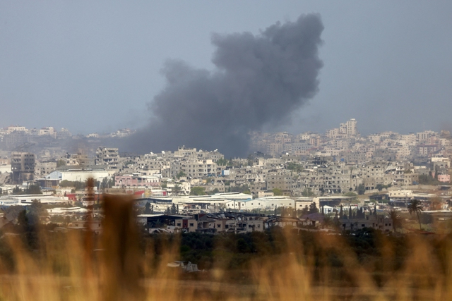Khói bốc lên tại một khu vực bị Israel tập kích ở Dải Gaza hôm 12.5
