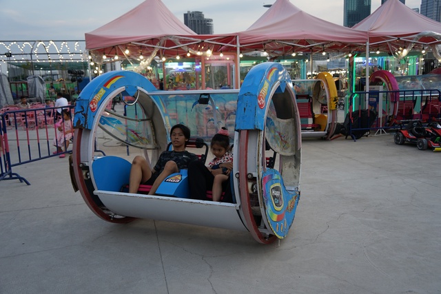 Khu vui chơi giải trí pop-up (pop-up theme park) tại Công viên bờ sông Sài Gòn là loại hình giải trí luân chuyển mang đến những trải nghiệm giải trí mới mẻ