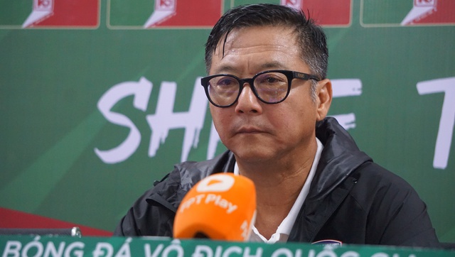 HLV Lê Huỳnh Đức trả lời báo chí sau trận đấu