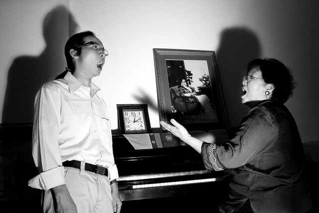 Nhạc sĩ khiếm thị Hà Chương luôn ghi khắc trong tim công ơn người mẹ thứ hai của mình - NSND Tường Vy (phải)