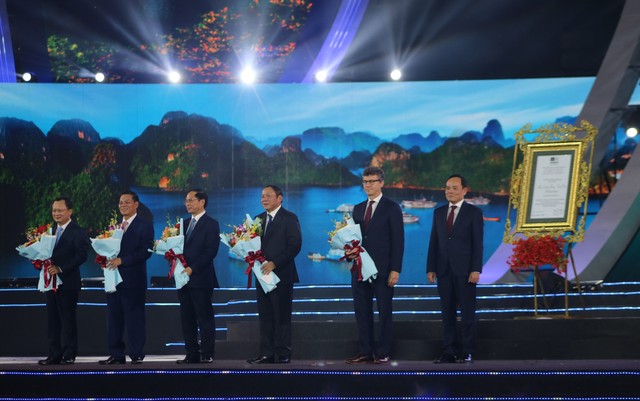 Hải Phòng và Quảng Ninh đón nhận Quyết định của UNESCO công nhận Di sản thiên nhiên thế giới Vịnh Hạ Long - Quần đảo Cát Bà, là Di sản liên tỉnh đầu tiên của Việt Nam